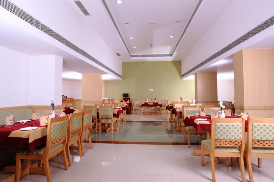 Pooram International Hotel Thrissur Exterior foto